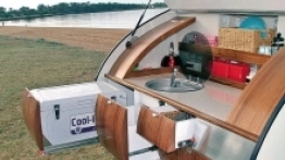 W zależności od modelu w części kuchennej może być dwu- lub trójpalnikowa kuchenka. Zawsze znajdują się w niej lodówka i zlew-umywalka oraz panel sterowania z odczytami wskaźników prądu i wody - zdjęcie 8